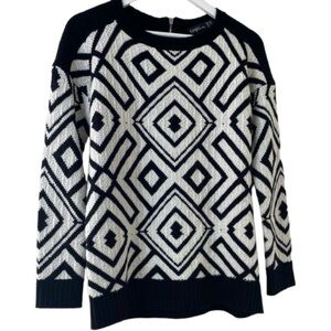 Linnie shop Black/White Sweater. Sz M.